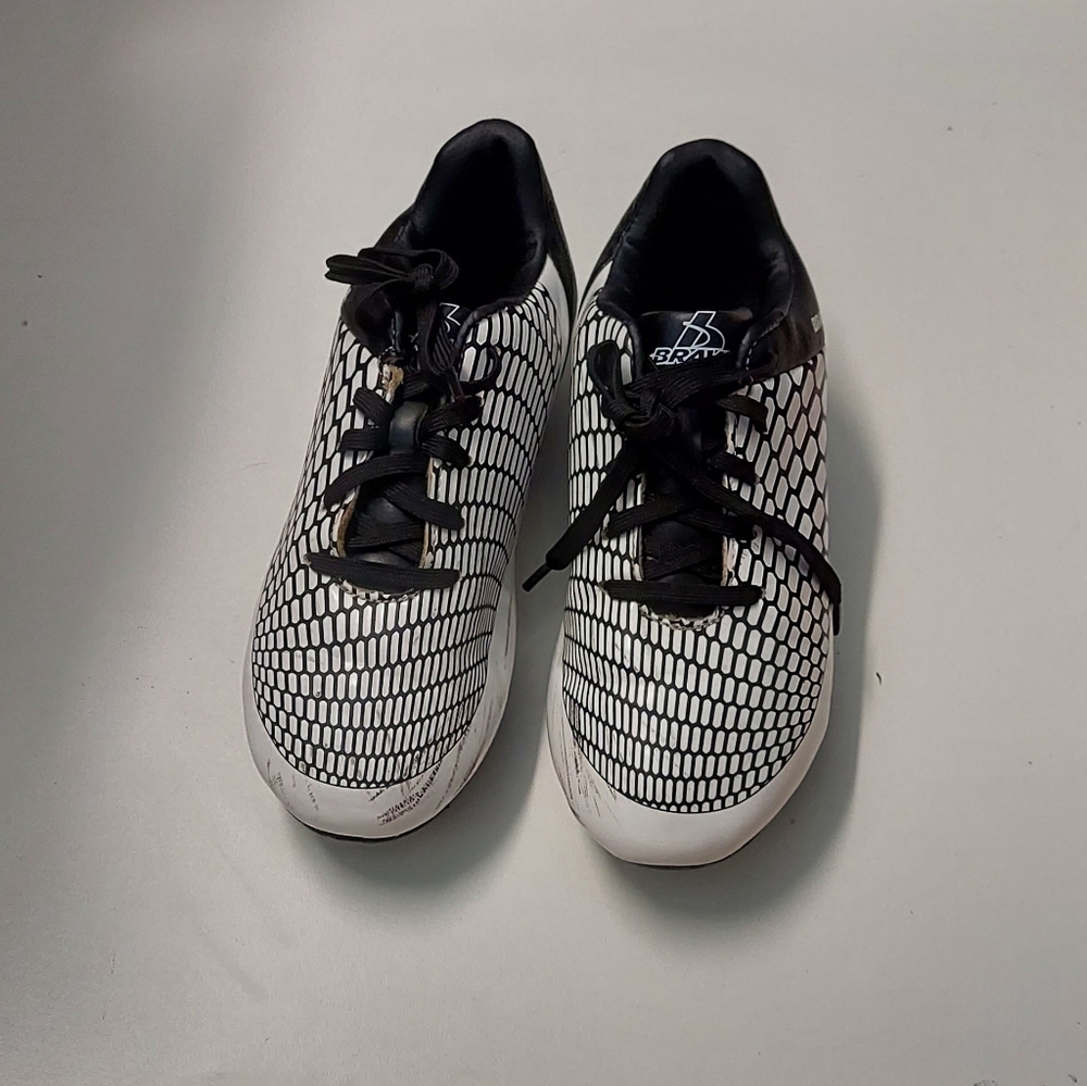 Brava Black and White Cleats